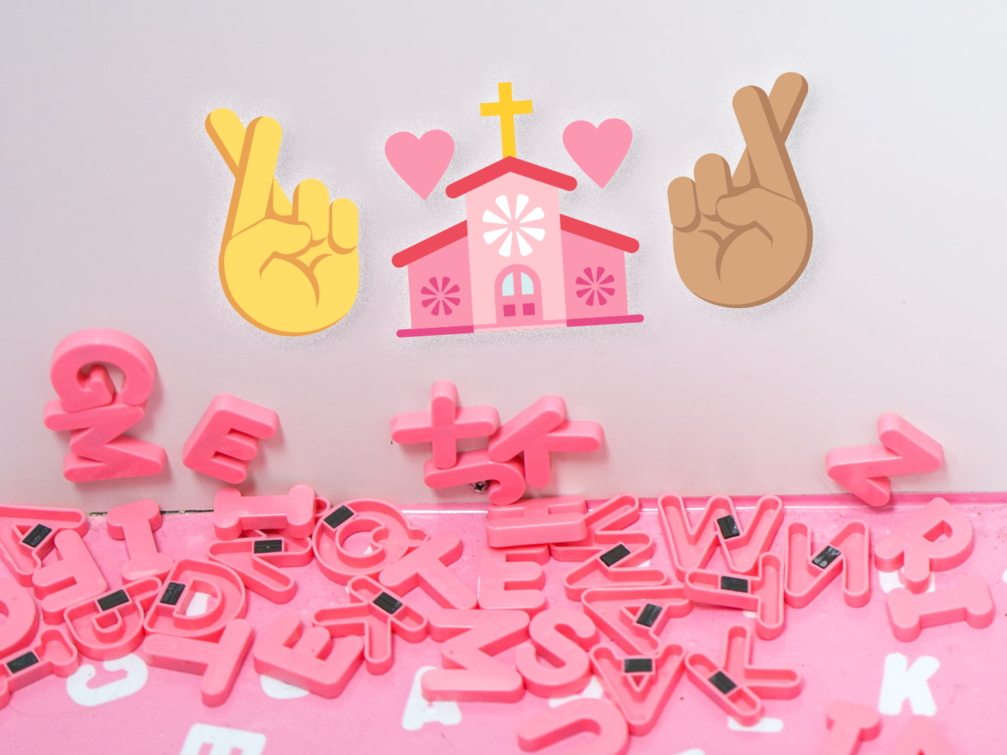 Vaaleanpunaisia kirjaimia ja käsi emojit samassa kuvassa
