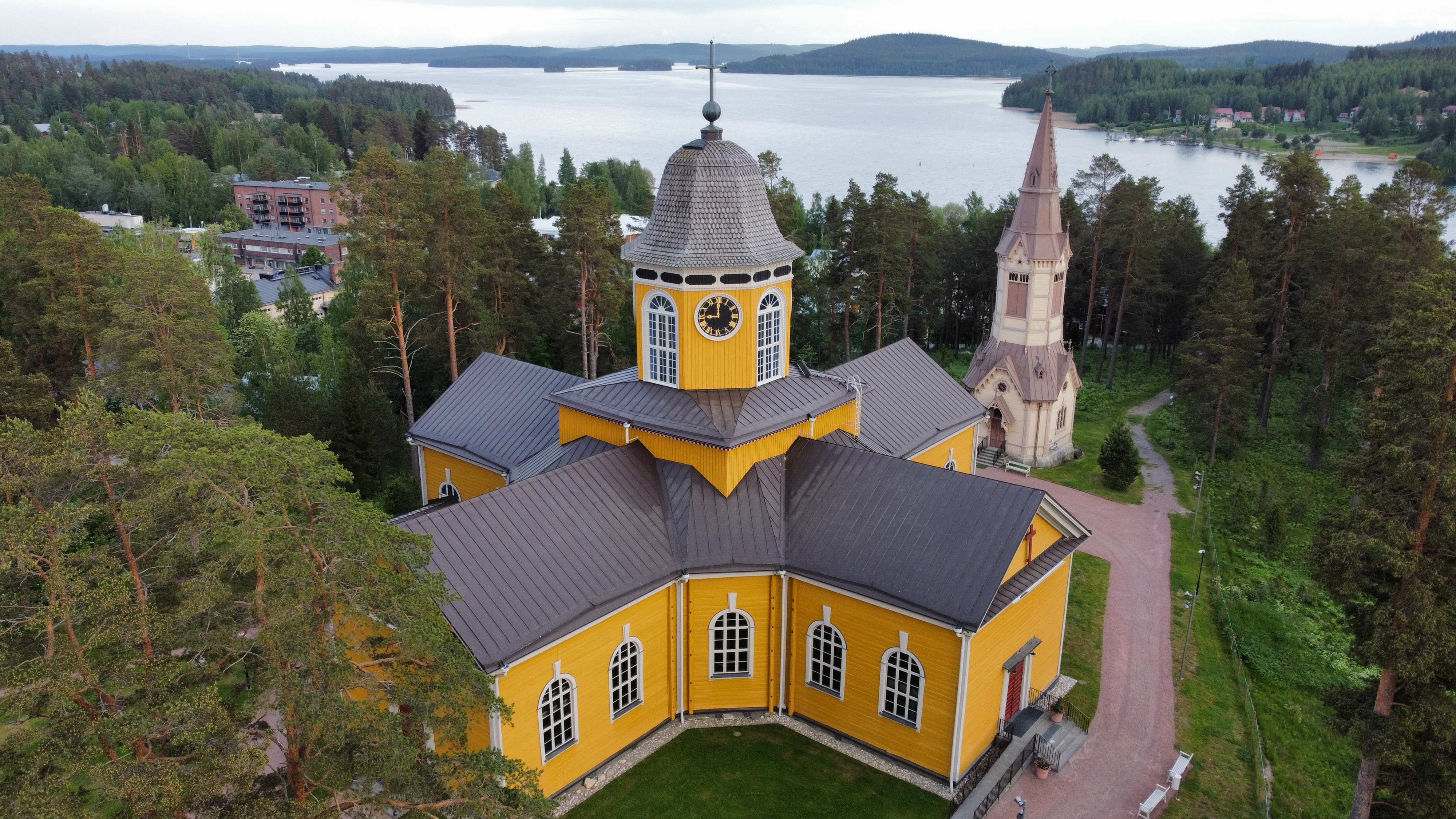 Korpilahden kirkko ylhäältä kuvattuna.